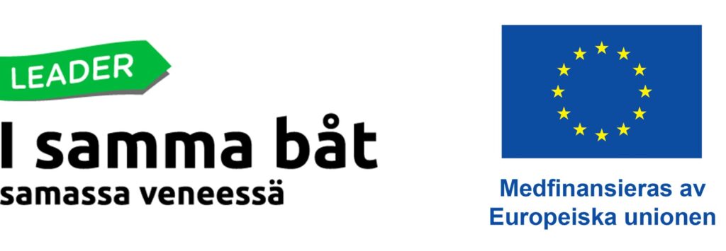 En grön etikett med ordet LEADER, texten ”I samma båt samassa veneessä” och EU-flaggan med texten ”Medfinansieras av Europeiska unionen” bredvid.