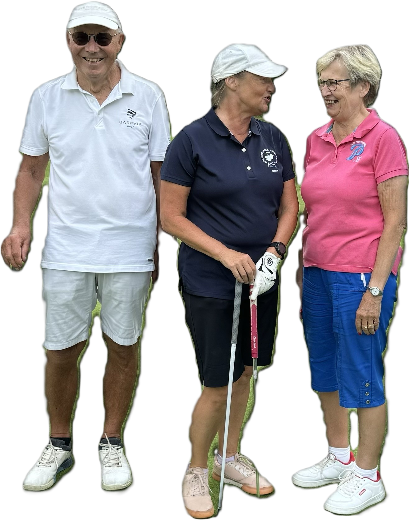 Tre äldre personer står tillsammans, klädda i avslappnad golfklädsel. Mannen till vänster bär en vit outfit, kvinnan i mitten har en marinblå polotröja och en vit keps, och kvinnan till höger har en rosa polotröja och blå shorts.